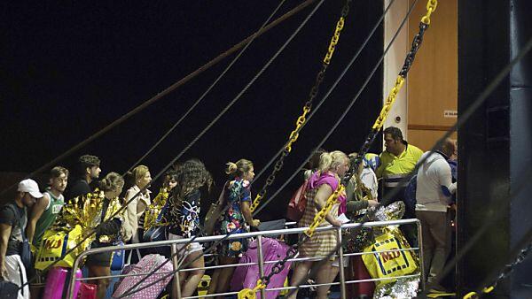 Touristen flüchten von Ischia