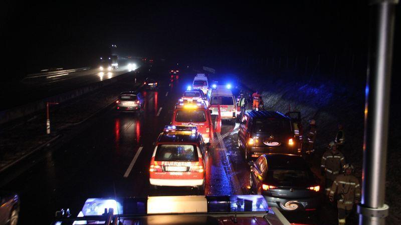 Mehrfachüberschlag auf A1 bei Mondsee: Mehrere Personen verletzt