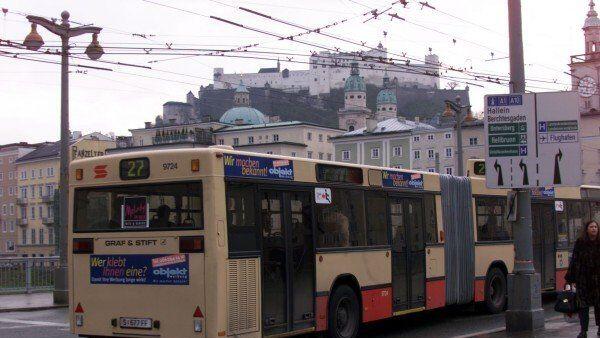 Unter dem Motto "1 Land, 1 Jahr, 1 Ticket, alle Öffis!" fordert die ÖH Salzburg Haslauer auf: "Reden wir Klartext. Jetzt!"