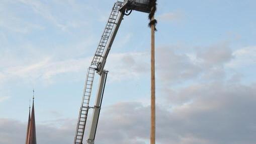 Sturm knickt Maibaum in St. Johann im Pongau