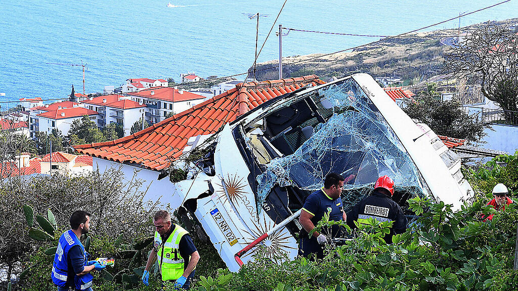 Bus stürzte über Böschung auf Wohnhaus