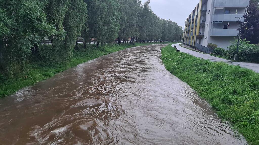 Pegel steigen nach Dauerregen:  Glan in Salzburg-Maxglan