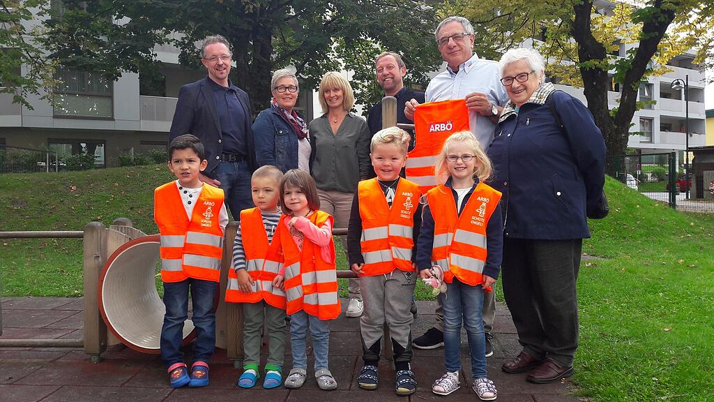 200 Warnwesten für Kinder in Bischofshofen.