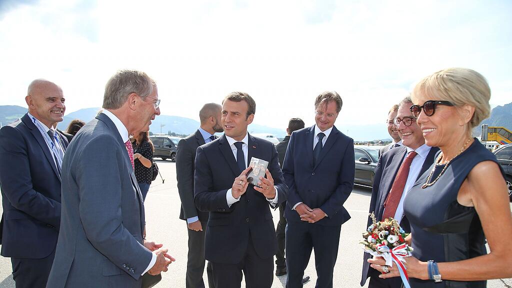 Haslauer (links) begleitete Macron (mitte) am Flughafen.