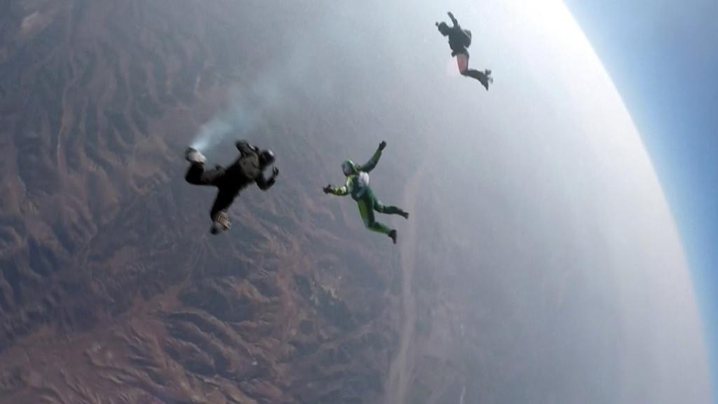 Skydiver springt aus 7.600 Meter Höhe ohne Schirm