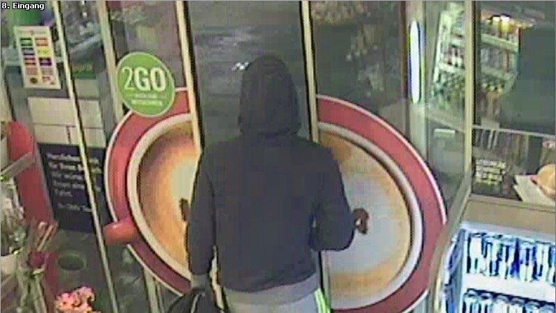 Tankstelle in Liefering überfallen: Bilder der Überwachungskamera