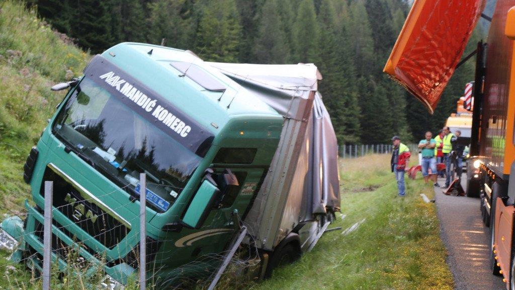Lkw-Bergung auf A10