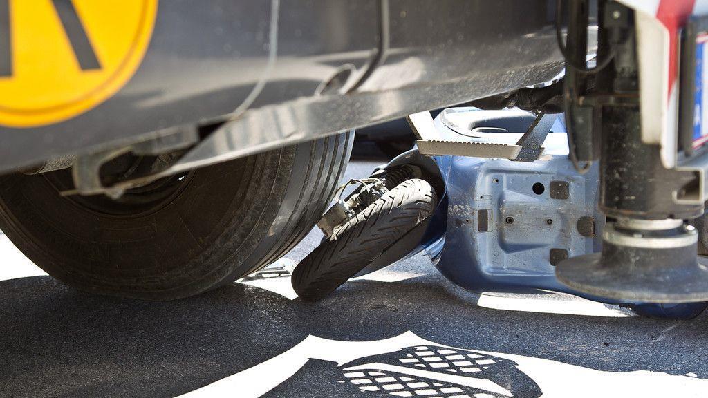Moped crasht in Lkw