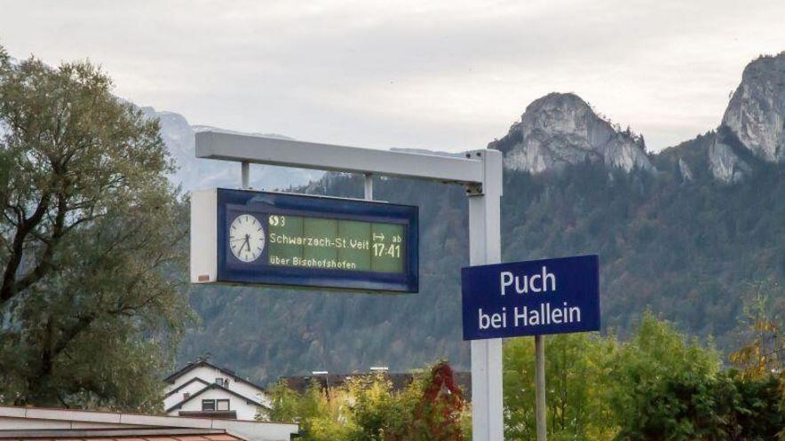 Am Bahnhof in Puch bei Hallein hat der Sog eines Zuges einen Kinderwagen mitgerissen.