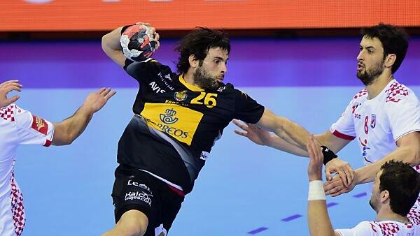 Spanier Antonio Garcia Robledo greift gegen Kroatien an