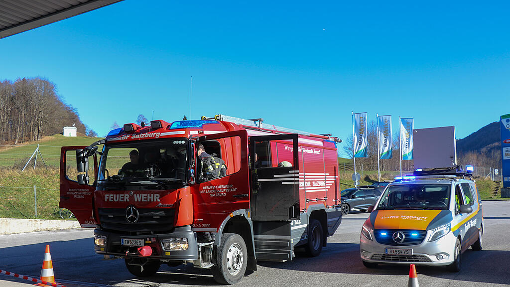 Lkw-Unfall auf A1: Reifen in Raststation