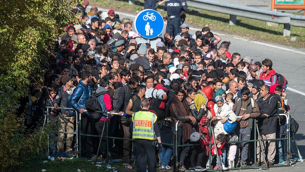 Zahlreiche Flüchtlinge warten an der deutsch-österreichischen Grenze nahe Passau.