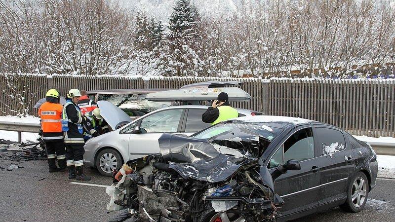 Fünf Verletzte nach Crash auf B20