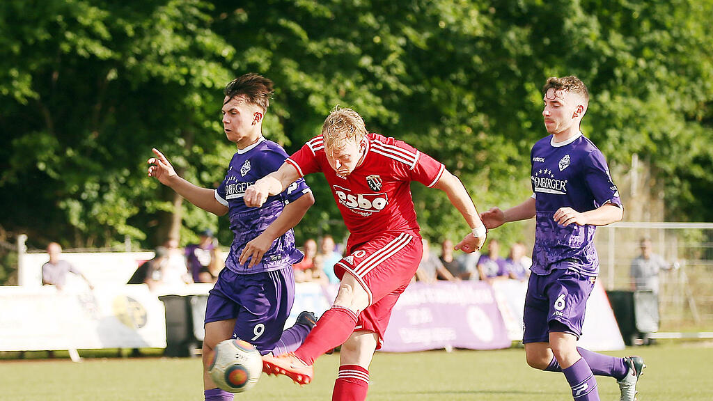 Raimund Friedl (rot) erzielt für Neumarkt gegen Austria Salzburg (violett) einen Dreierpack und hält das Titelrennen spannend.