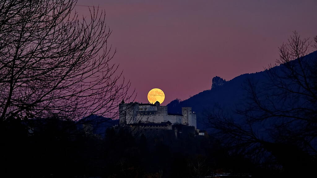 Supermond über Salzburg
