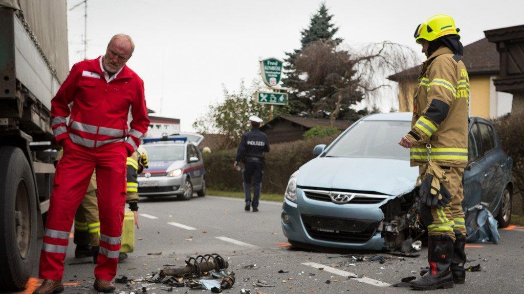 Straßwalchen: Pkw-Lenker prallt in Lkw