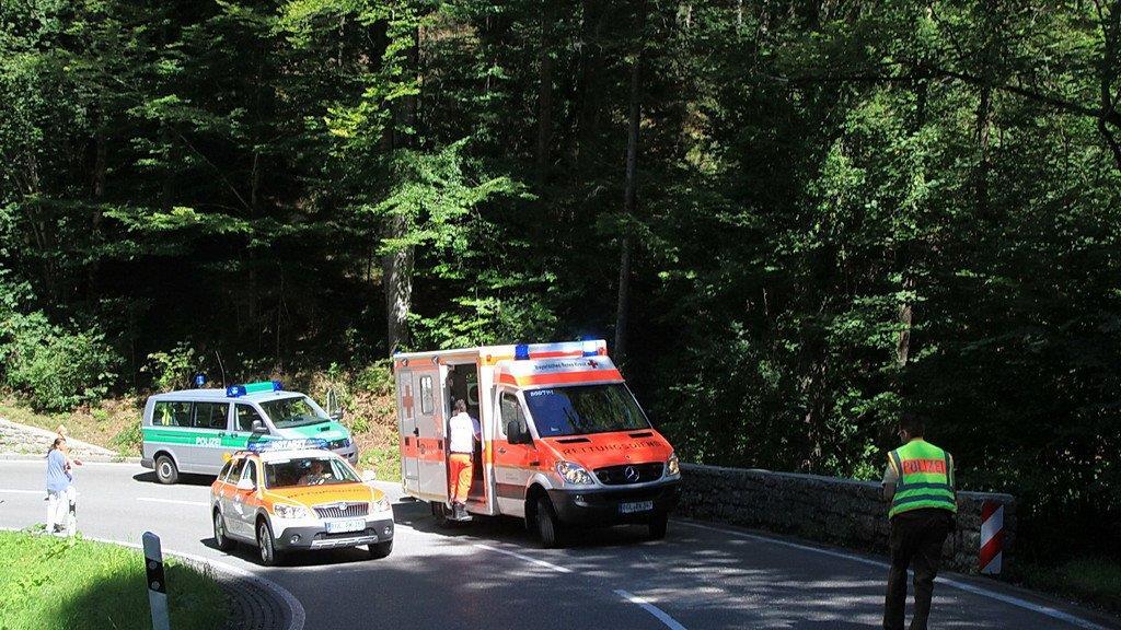 Biker stürzt auf Kies