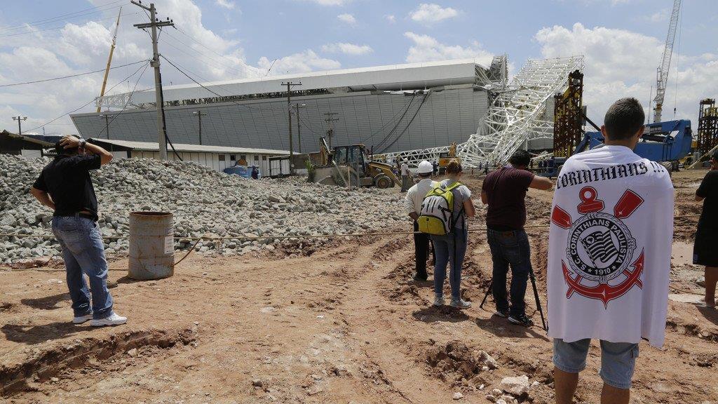 Brasilien: Kran stürzt auf WM-Stadion