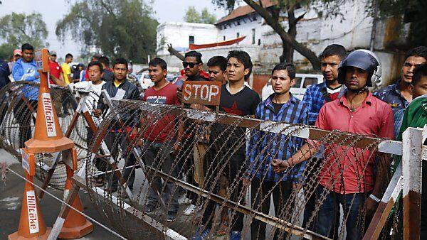 In Nepal wurden Tankstellen mit Stacheldrahtzaun gesichert