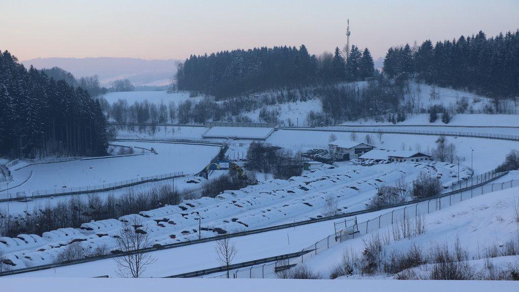 Autos stehen ohne Genehmigung am Salzburgring
