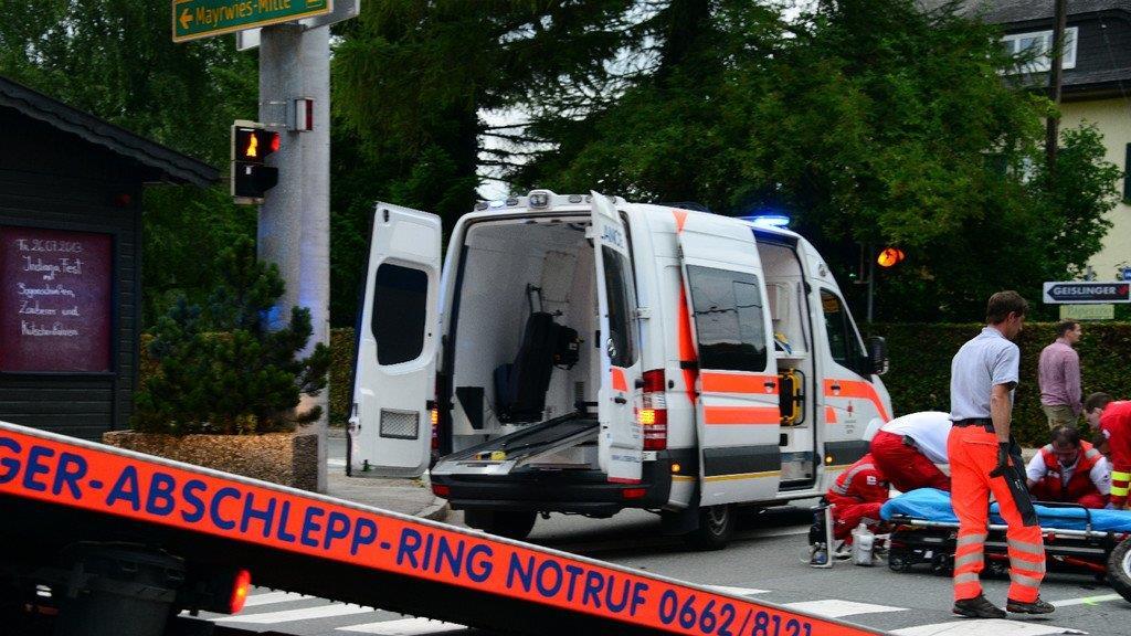 Hallwang: Biker kracht in Auto
