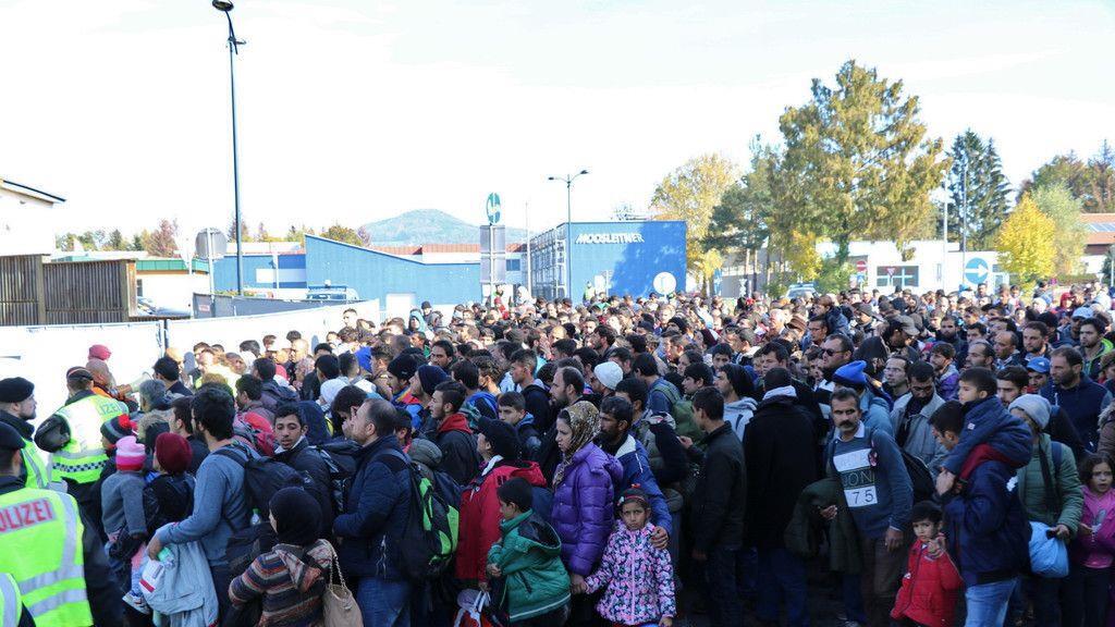 Flüchtlinge marschieren zu Grenze