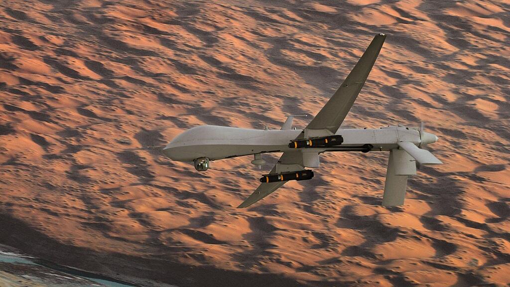 Eine mit Hellfire-Raketen bewaffnete US-amerikanische Predator-Drohne fliegt einen Kampfeinsatz im Süden Afghanistans.