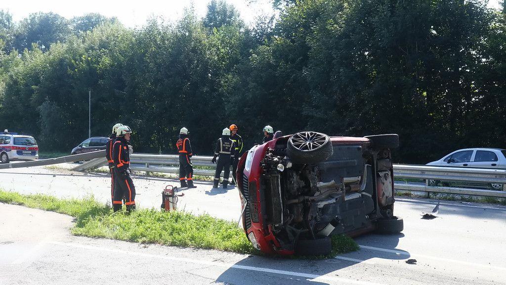 Pkw räumt in Alpenstraße Straßenlaterne ab und überschlägt sich