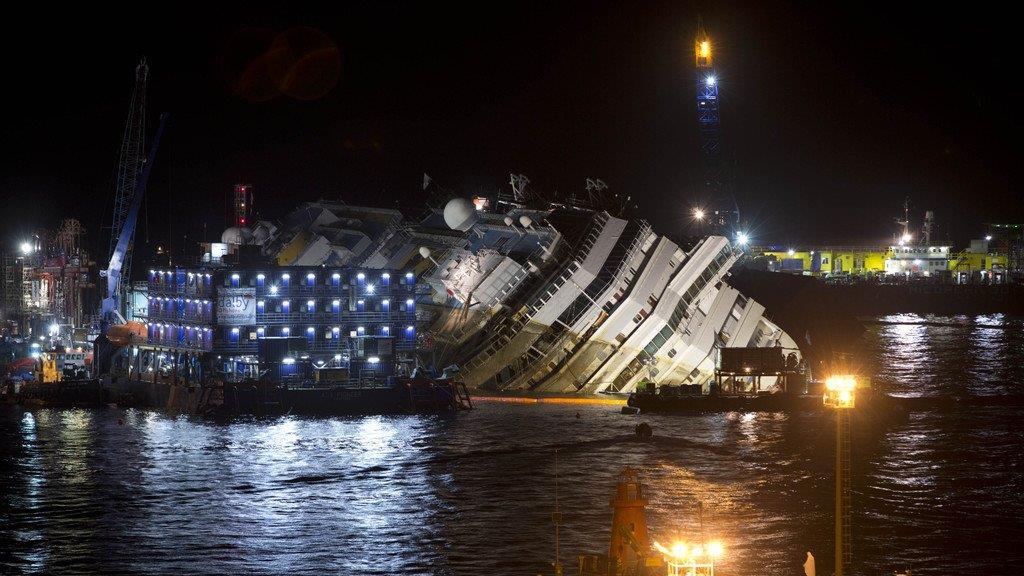 Wrack der Costa Concordia ist aufgerichtet