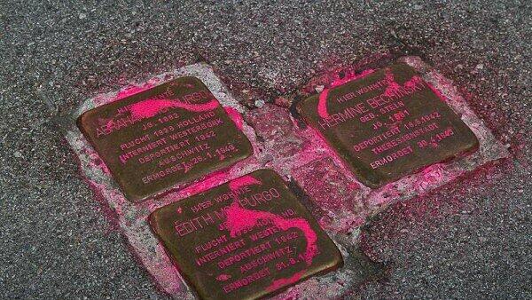 Zwei Männer zeigten sich geständig 59 Stolpersteine beschmiert zu haben.