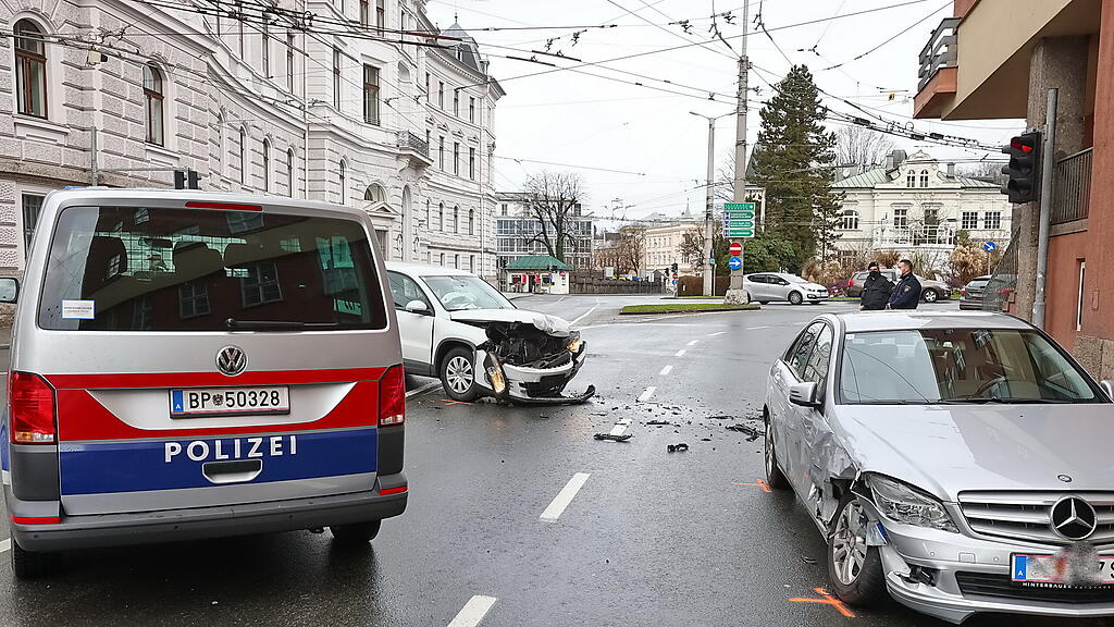 Autos kollidieren auf Kreuzung bei Karolinenbrücke