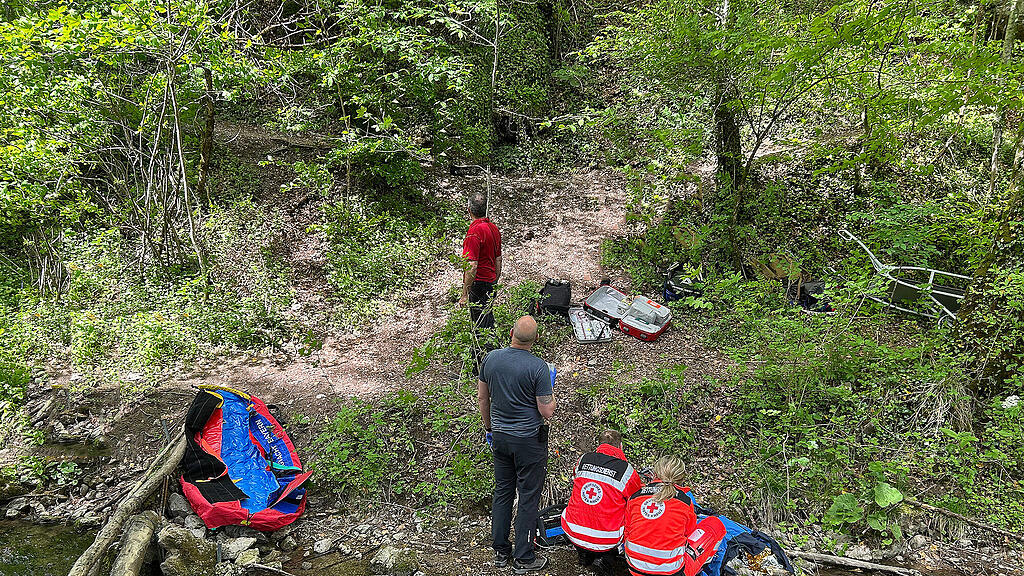 90-jährige Spaziergängerin rutscht in Bad Reichenhall in Bach