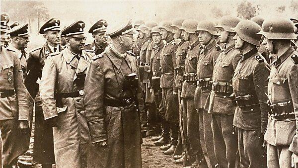 Heinrich Himmler bei Truppenbesuch im Jahr 1944
