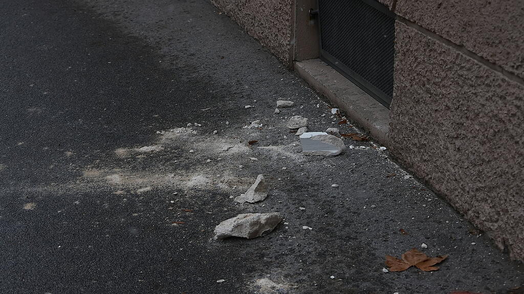 Gebäudeteile krachen in Salzburger Imbergstraße auf Gehsteig
