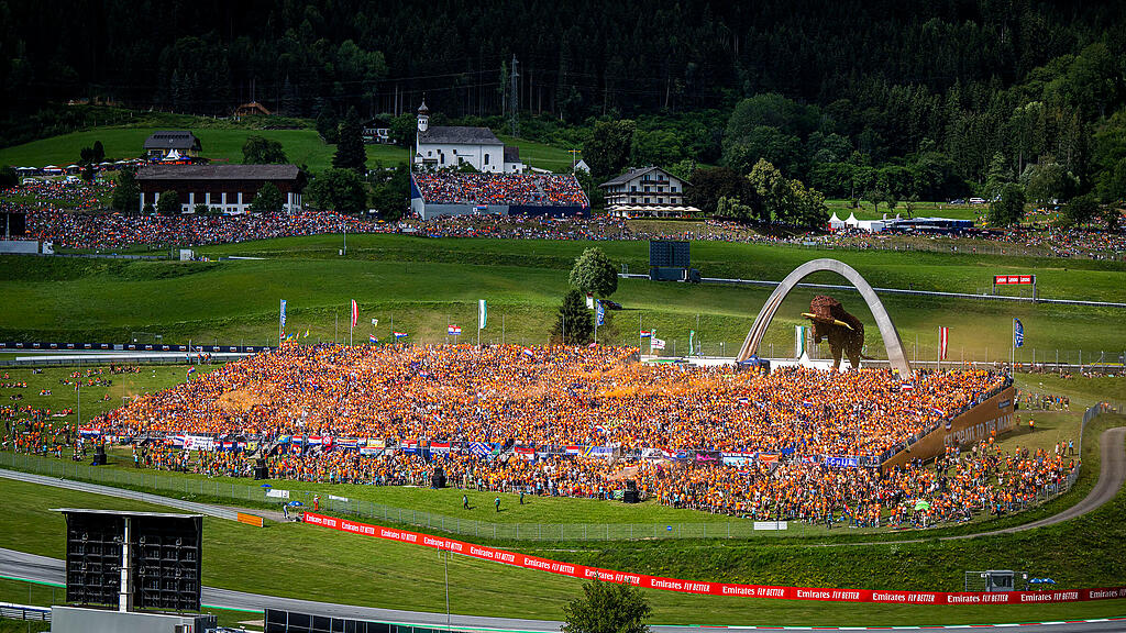 F1 GP AUT 2022 Tribuene Mitte © Lucas Pripfl Red Bull Ring.jpg
