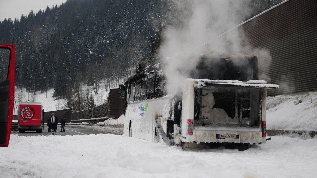 Reisebus in Vollbrand