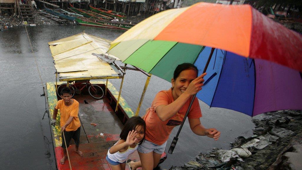Super-Taifun Haiyan trifft Philippinen: Massenevakuierungen