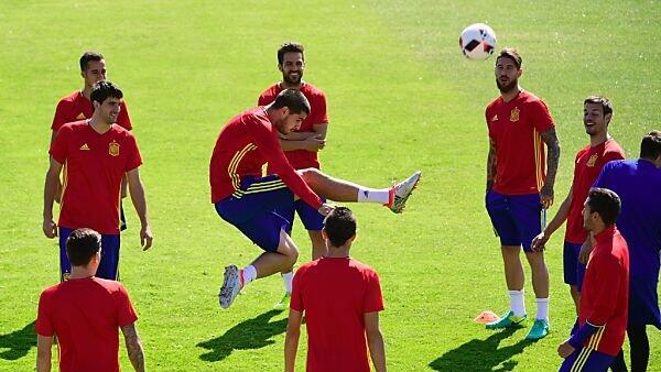 Lockeres Training bei den Spaniern vor dem Achtelfinal-Kracher
