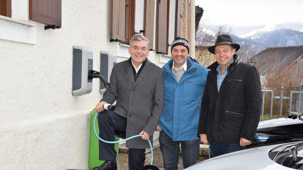 E-Tankstelle in Winklhof vlnr. Landesrat Schwaiger, Michael Hillisch, Direktor Georg Springl.