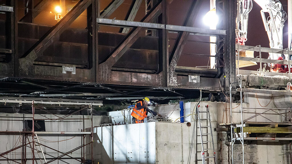 Eisenbahnbr\u00fccke in Salzburg erneuert