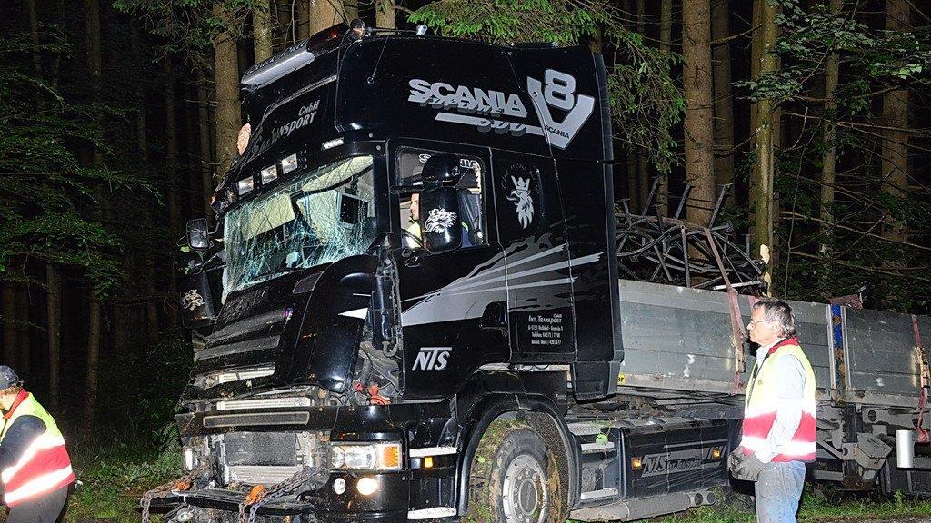 B20: Lkw kracht in Bäume II