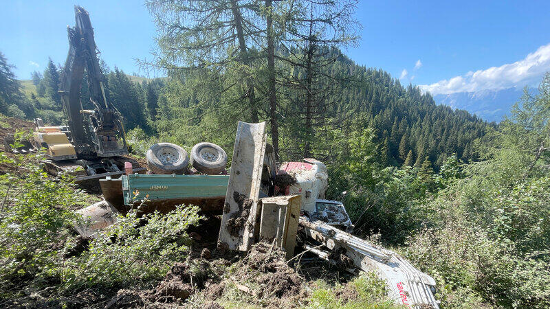 Traktor stürzt mit Bagger in St. Johann ab