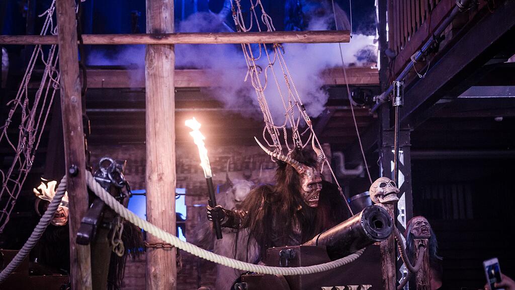 Die Untersberger Krampusse lieferten im Zieglstadl eine spektakuläre Show ab.