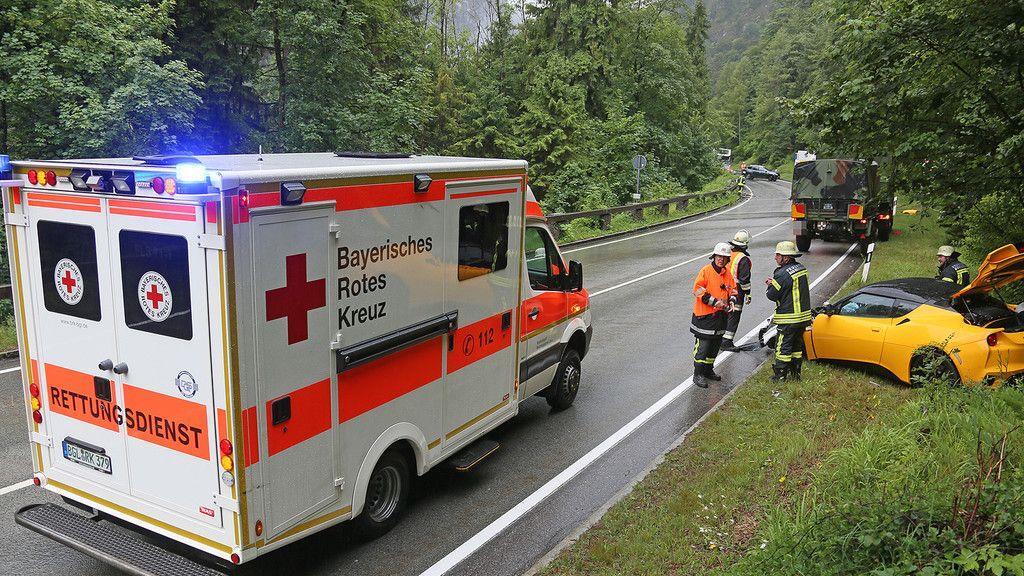 Luxusauto prallt in Bayern gegen Leitplanke