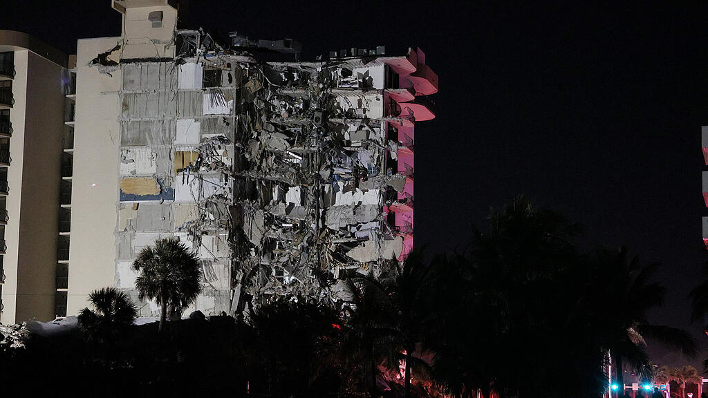 Hochhaus st\u00fcrzt in Miami ein