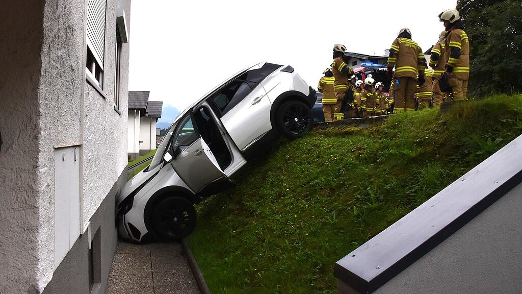 Auto contra Hausmauer Abtenau
