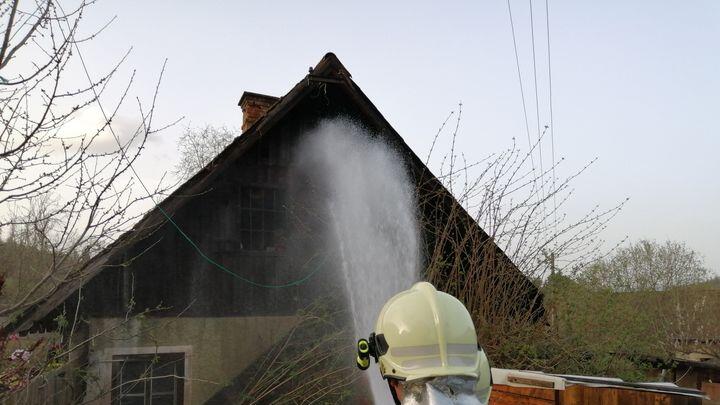 Funkenflug bei Osterfeuer setzt Stall in Brand