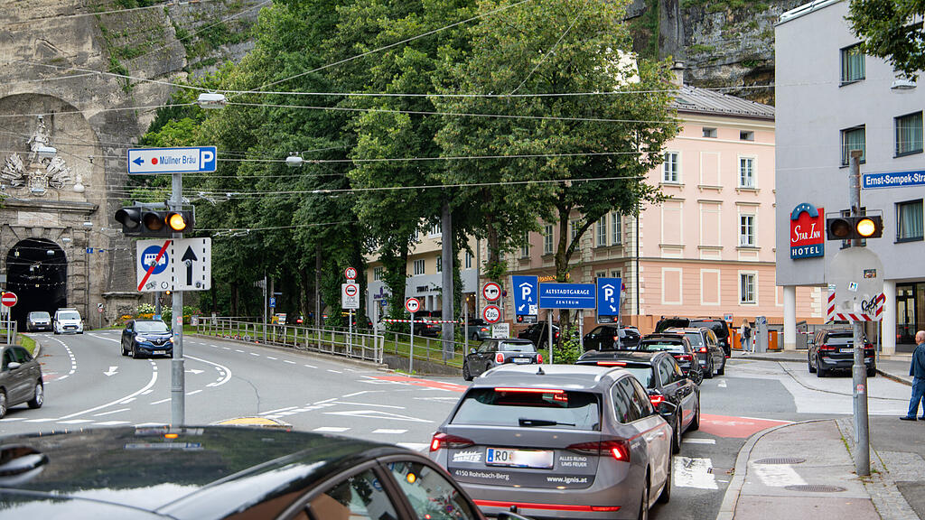 Touristen in Salzburger Altstadt
