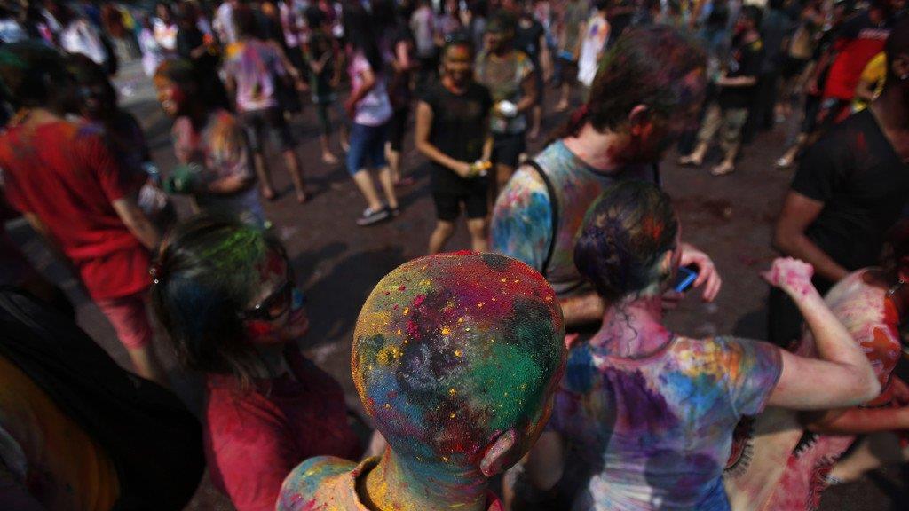 So bunt ist das Holi Festival