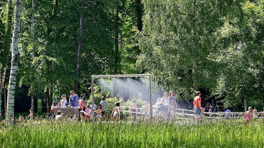 Sommerwetter: Salzburger stürmen Hellbrunn